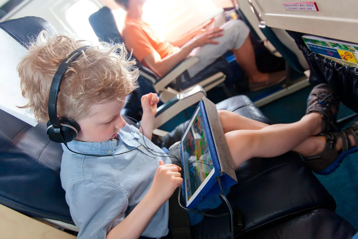 Fazendo-as-malas-para-viajar-de-aviao-com-criancas