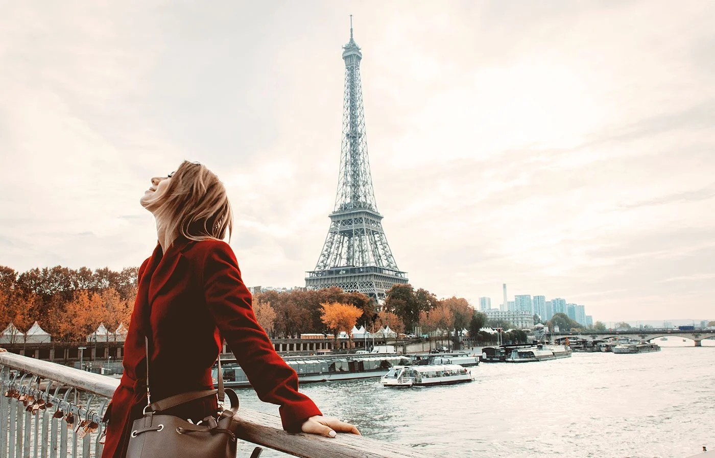 style-girl-in-paris-with-eiffel-tower-on-backgroun-2022-01-12-20-22-03-utc