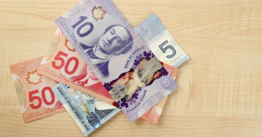 dolar canadense