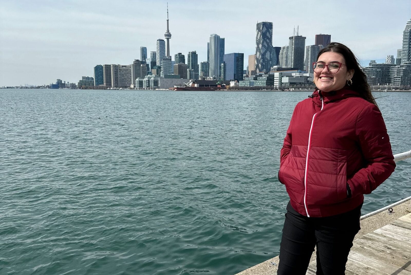 Mulher em frente a cidade de toronto