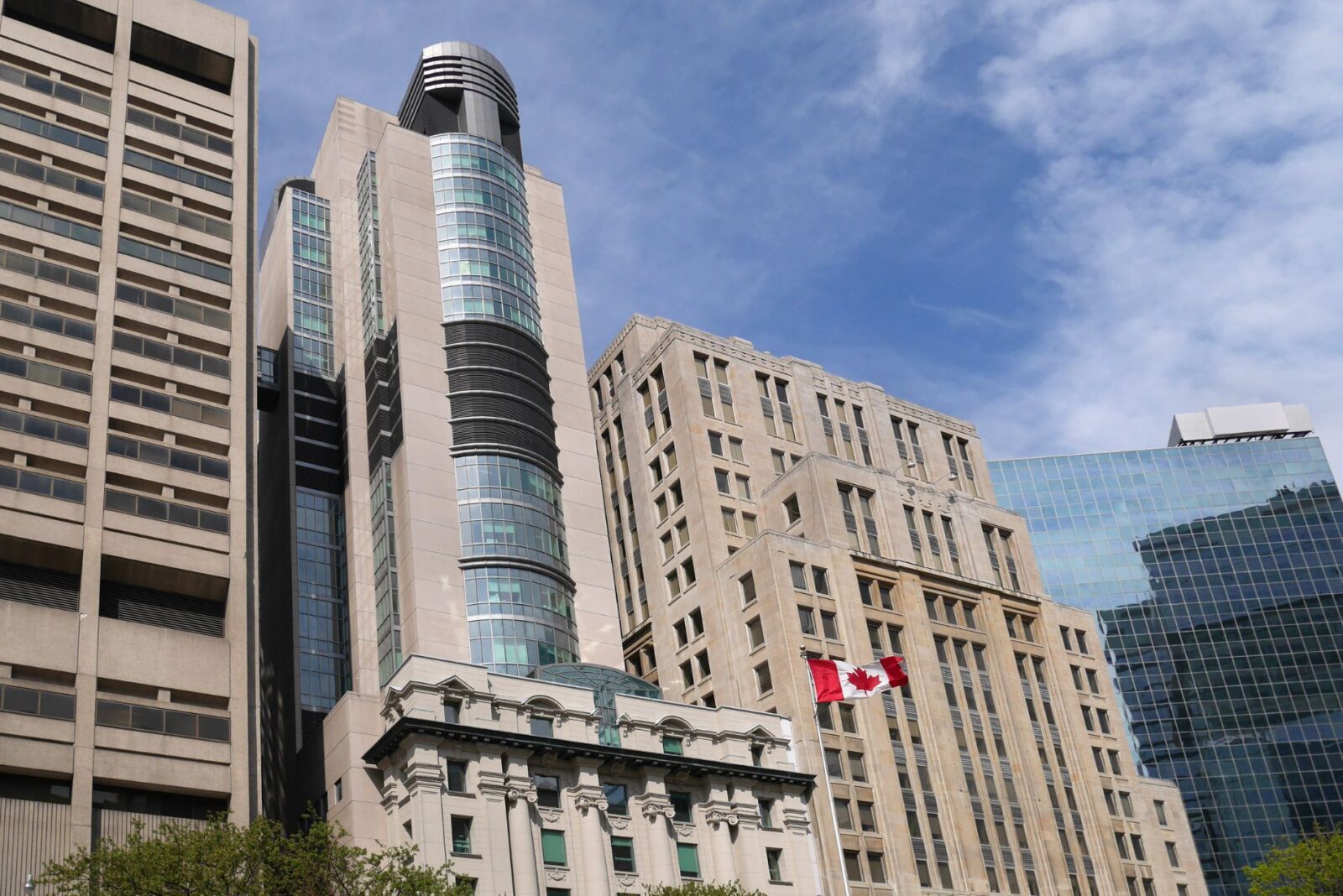 Prédio do Hospital com a bandeira do Canadá na frente dele em toronto