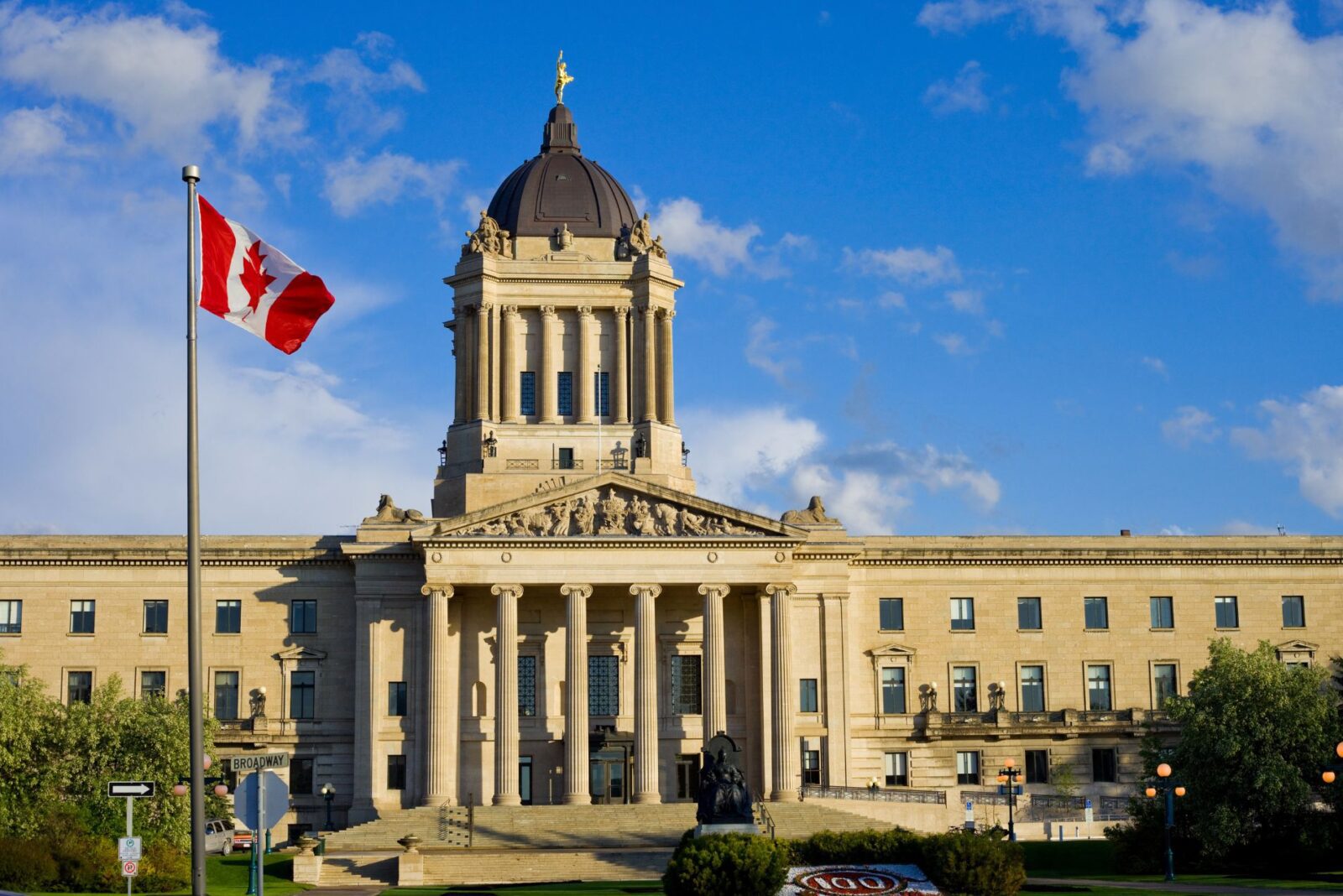 Universidade emtorontono canadácom uma bandeira canadense